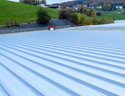 Nach der Sanierung schützen Rib-Roof Speed 500 Profilbahnen aus Stahl mit Aluzink-Oberfläche die Bausubstanz