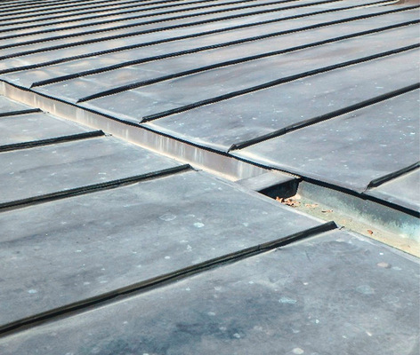 Ein Bewegungsausgleicher mit eingelöteten Böden am Hochpunkt der innenliegenden Rinne. Das handwerkliche Detail funktioniert auch nach über 50 Jahren noch einwandfrei ... ﻿