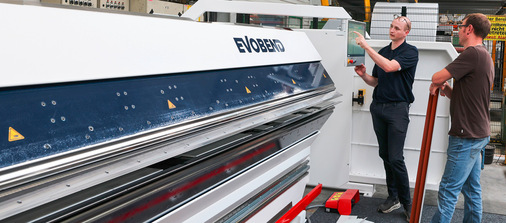 Emanuel Allerberger erklärt die Funktionsweise des Evobend-Systems zum Biegen unterschiedlichster Metallprofile