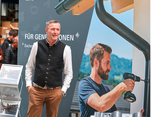 Grömo-Vertriebsleiter Markus Schreck informiert u. a. über neue Dachentwässerungssysteme und Zubehör