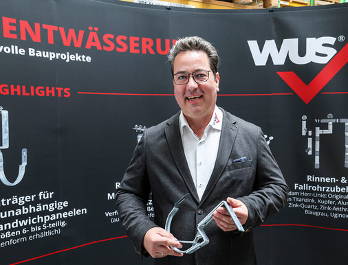 Alexander Gustke von WUS stellt einen neuen verstellbaren Rinnenträger für Sandwichpaneele vor