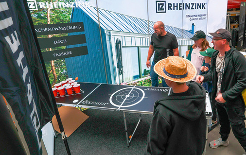 Rheinzink belohnt beim Gewinnspiel für den perfekt platzierten Tischtennisball