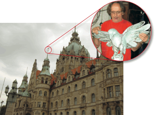 Bild 3.: Klempnermeister Wolf Fehse zeigt einen Kupfervogel vom Turmschmuck des Neuen Rathauses in Hannover, nach dessen Vorlage er Rekonstruktionen fertigte.