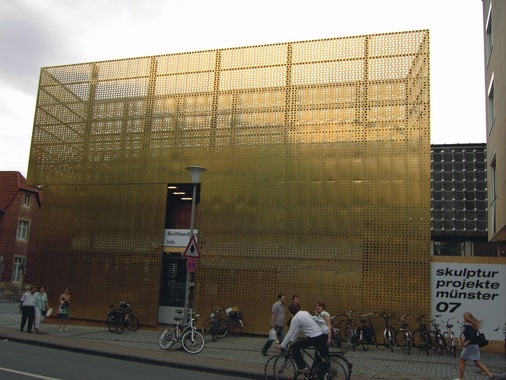 Bild 2.: Drachenkäfig oder Großskulptur — das Informationszentrum der “Skulptur Projekte Münster 07“ mit seiner perforierten Fassade aus Tecu Gold begeistert.
