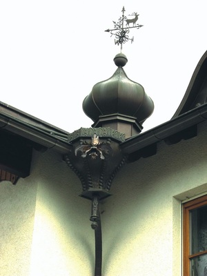 Bild 6.: Ein riesiger Rinnenkessel mit Drachenkopfspeier und ein Zwiebelturm mit Wetterfahne sind nur zwei der vielen Höhepunkte an Holger Wunderlichs Wohnhaus.