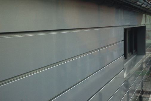 Flächenbündig — Überstehende Fenstersimse konnten durch Detailplanung vermieden werden.
