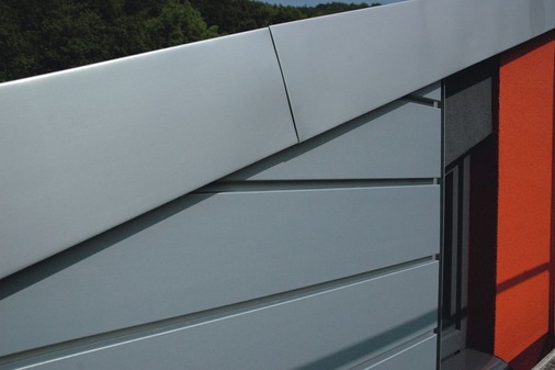 Kontrastreich — Ortgang, Fenster, Titanzink- und Putzfassade sorgen für Abwechslung.
