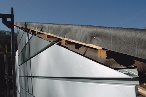 <p>Schnittig — der Anschluss an die Pultdachfläche bietet ausreichend Platz für die Hinterlüftung</p> - © Reichert
