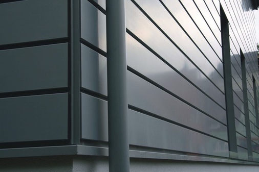 Linientreu - perfekte Ecklösung trifft Titanzinkrohr.
