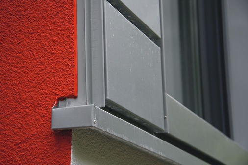 Keine Chance — M.A.S.C.-Putzanschluß-Schienen verhindern die Gefahr von Rissbildung.
