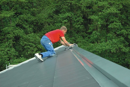 Finish — Andreas Reichert überprüft den Fassadenanschluss am Pultdachfirst.
