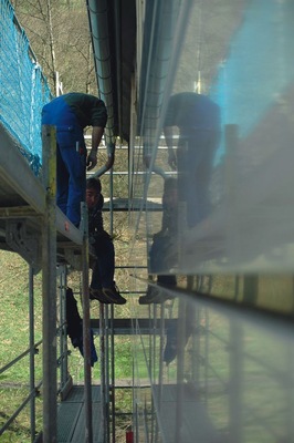 Glänzend — die Klempner Walter Maidel und Sven Dürr der Reichert GmbH, spiegeln sich auf der folierten Oberfläche der Rheinzink-Horizontalpaneel-Fassade.
