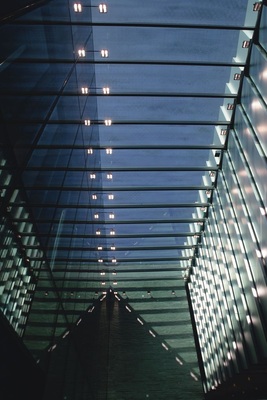 Beidseitig geben Dachfenster den Blick auf die äußere Fassade frei.