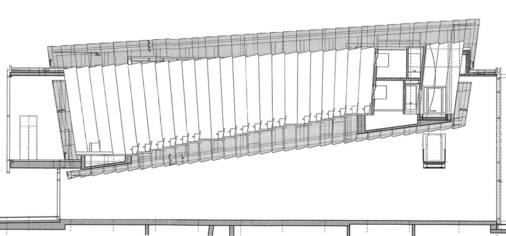 Die Zeichnung veranschaulicht den Baukörper des Auditoriums, dessen äußere Form der inneren Funktion folgt. Die Steigung der Sitzreihen bestimmt den Winkel, mit dem der Körper im Gebäude liegt. Er bildet gleichzeitig die Decke der darunter liegenden Eingangshalle und ragt mit dem oberen Teil aus dem Gebäudedach heraus.
