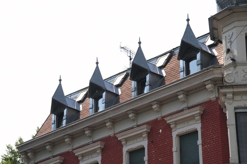 Bild 13.: Klempnerornamente aus Titanzink an einem historischen Gebäude in Bregenz.