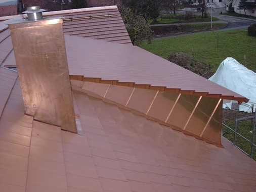 Bild14.: Winkelrecht zur Dachfläche verlaufen die Winkelfalze dieser kupferbekleideten Dachgaube.