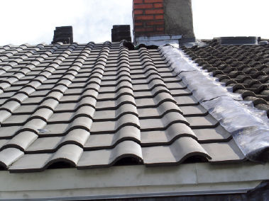 Heile, heile, Gänschen: Mit einem hurtig gedengelten Pflaster aus Walzblei werden die beiden Dachdeckungen bestimmt irgendwann von selber zusammenwachsen …
