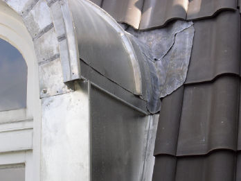 Schaurig schön: In den offenen Spalten und Schlitzen, entstanden durch eine geradezu transsilvanische Auslegung der technischen Fachregeln, könnten zum Beispiel Hummeln prima nisten.
