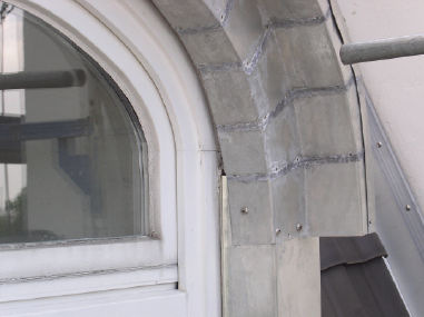 Frankensteins Monster: Leider hat der unheimliche Bastler vergessen, zwischen Fensterrahmen und Metallverklebung einen Reißverschluss anzubringen.
