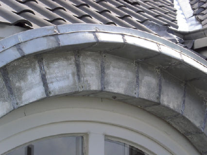 Eine klasse Idee: Erst mal alles in Streifen schneiden, dann umbiegen und zusammennieten. Zum Glück herrscht kein Mangel an Lötzinn und Silikon.
