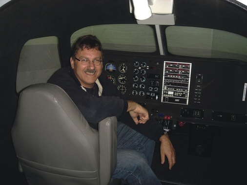 … während Co-Pilot Bernard Trächsel von Rheinzink im Flugsimulator wartet.