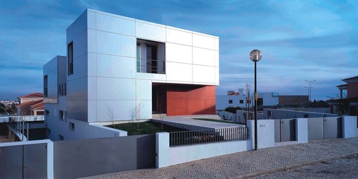 Die Gewinner des Novelis Preises in der Kategorie “Architekten“ waren 2005 Anabela Da Silva Leitão und Daiji Kondo aus Lissabon mit ihrem Projekt “Beloura Haus“ in Portugal. Die Fassade dieses Gebäudes gestalteten die Architekten mit Novelis Farbaluminium ff2.
