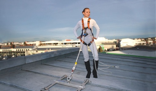 Die Innotech GmbH stellt unter anderem Dachsicherheitssysteme für Seilsicherungen oder Einzelanschlagpunkte her, welche ohne Dachdurchdringung auskommen.