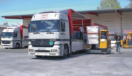 Fricke-Mitarbeiter schicken die Rinnenhalter per LKW auf Reisen.