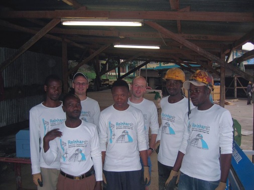 Die Montagegruppe um Volker Reinhardt unterstützte die Klempner aus Bad Rappenau bei der Dach- und Turmeindeckung der Kathedrale von Bukoba im afrikanischen Tansania.