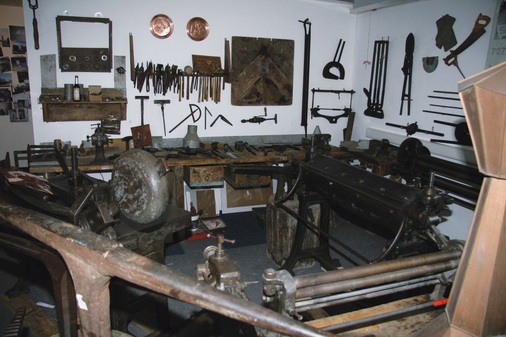 Dem Besucher des Flaschnerstübles vermittelt René Engelhardt die Standards einer historischen Klempnerwerkstatt aus der Nachkriegszeit ebenso wie moderne Blechbearbeitungsmaschinen