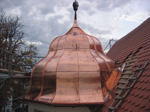 Aufgrund perfekter Detailabsprachen kommt der Kehlübergang zur bibergedeckten Hauptdachfläche ohne zusätzliche Walzbleistreifen aus
