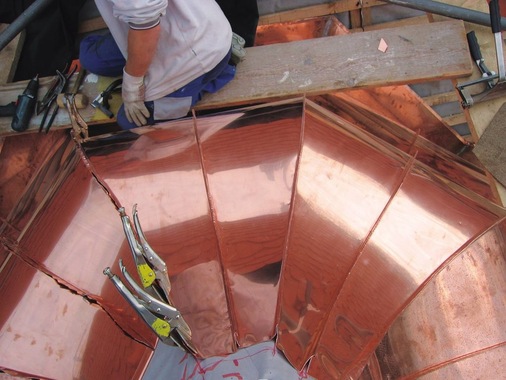 Spannungsfrei schmiegen sich die Scharen an die Bauform des Turmes
