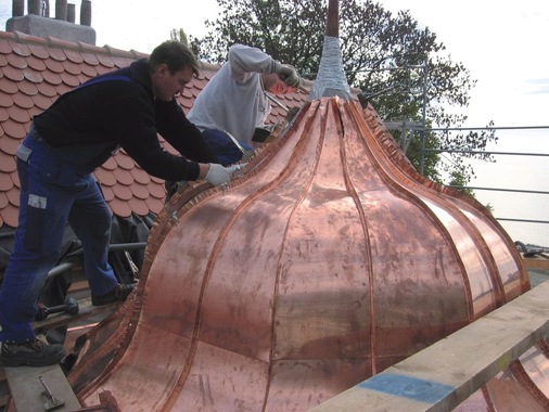 <p>Guido Huber und Sascha Scholpp vom Klempnerfachbetrieb Fiederer aus Ravensburg falzen um die Wette</p> - © Martin Fiederer, Ravensburg