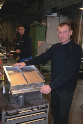 Oleg Schulz präsentiertstolz sein erstes Klempner-Dach
