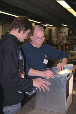 Jürgen Schaible und Meisterschüler Kai Hertl montieren gemeinsam die Dacheindeckung
