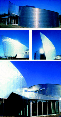 Vision mit Aluminiumhülle — der Gebäudekomplex des kanadischen Gegenwartsarchitekten Frank O. Gehry erinnert mit seiner Formensprache an die Bewegung von Wasser. Die Gebäudehülle des Wasserwerks, Bad Oeynhausen ist mit geschuppten Aluminiumschindeln bekleidet. Das Dachschichtenpaket besteht aus einer Stahlunterkonstruktion, oberseitiger Bekleidung aus Stahltrapezprofilen und Wärmedämmschicht. Der Überbau der Pumpenhalle aus Sandwichelementen mit oberseitiger walzblanker, schuppenförmig angeordneter, Aluminiumschindelbekleidung. Der Wasserbehälter selbst erhielt eine Bekleidung aus horizontal verlaufenden Aluminium-Wellprofilen mit naturblanker Oberfläche.Ausführung: Ronge GmbH, Alfeld, IFBS-MitgliedArchitektur: Frank O. GehryMaterial: Aluminium AIMg1, walzblank