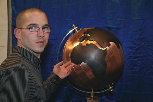 Kai Hertl von der Stuttgarter Robert-Mayer-Schule zeigt an seinem Meisterstück die Einsatzorte der RMS-Projektreihe