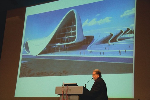 „Der Begriff Gebäudehülle erfährt derzeit einen völlig neuen Stellenwert“, ist sich Heinz Lummel, Spenglermeister aus Karlstadt sicher. Beim Anblick solch dramatischer Architekturentwürfe kannte der Vollblutspengler, der bereits viele Metall-Visionen verwirklichte, kein Halten mehr