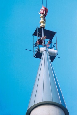 „Einfädeln“ der Minarettspitze