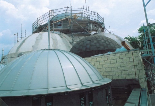 Kuppeln in drei Bauzuständen: vorne fertig, mittig wärmegedämmt, hinten im Rohbau-Beton