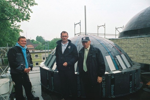 Baustellenbesprechung: Berthold Ruck (Rheinzink), mit Klempnermeister Guido Lämmel (Schabos), links, und Friedolin Behning (Rheinzink), rechts.