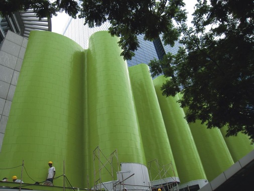 Fassade während der Bauzeit: Die Verlegung erfolgte von oben nach unten, um Durchdringungen für Gerüstanker zu vermeiden
