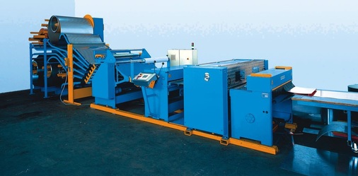 Eine Mehrfach-Abcoilanlage besteht aus: - bis zu sechs motorisierten, einseitig gelagerten Abwickelgeräten für max. 5000 kg Coilgewicht- einem Mehrfachtisch zum automatischen Blechwechsel in weniger als einer Minute- einer Richtmaschine mit motorischer Zustellung der Oberwalze zur einwandfreien Planität der Zuschnitte- der programmierbaren Spaltanlage mit automatischer Messerpositionierung, die ein Höchstmaß an Flexibilität der Zuschnitte garantiert- einer elektrischen Tafelschere, die für den schnellen und präzisen Querschnitt sorgt - einer SPS-Steuerung mit Touch-Panel zur einfachen Bedienbarkeit