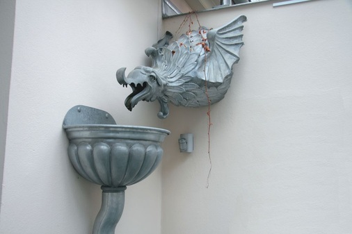Beeindruckend: Ein Wasserspeier aus Titanzink ist nicht nur Blickfang, sondern auch wichtiges Entwässerungsdetail im Innenhof der ZVSHK-Hauptstadtrepräsentanz