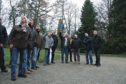Nachhilfe: Matthias Weber (Bildmitte mit Block) gibt den Kollegen vom BAUMETALL-Treff Unterricht in Sachen Denkmalpflege und Klempnertechnik