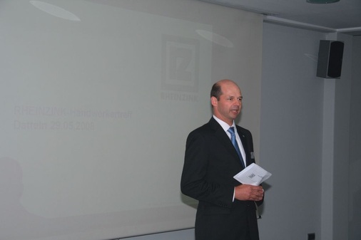 Dr. Michael Knepper, Geschäftsführer Vertrieb, begrüßt zahlreiche Gäste