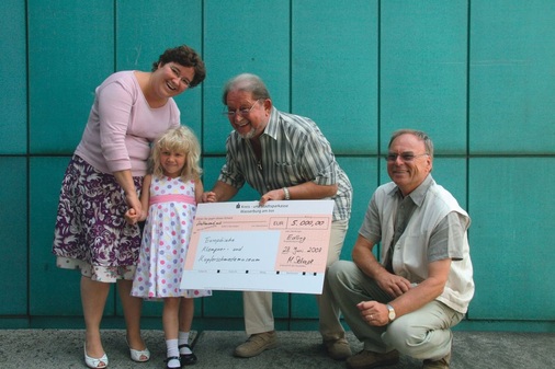 Maria Schechtl und ihre Tochter überreichten einen “Geburtstagsscheck“ an Heinz Lummel und Rainer Schaefer