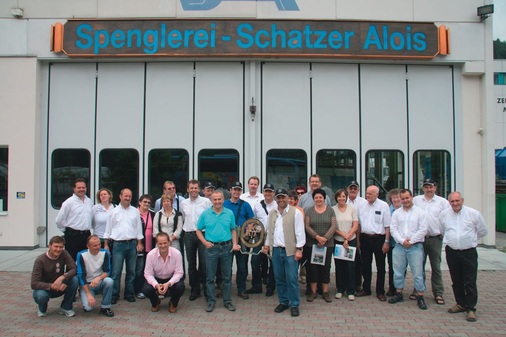 Das SMV-Spenglerwappen verbindet: Alois Schatzer, Werner Fünfer (Mitte) sowie SMV-Mitglieder und Mitarbeiter der Spenglerei Schatzer