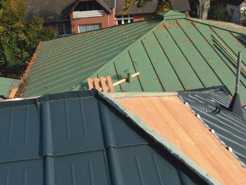 Sichere Grat- und Firstanschlüsse: Die zuvor aufgekanteten Prafa-Dachplatten werden anschließend formschön überdeckt