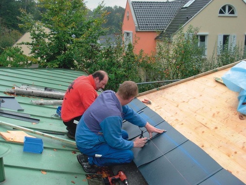 Teamwork: Gemeinsam montieren Prefa-Lehrverleger und Mitarbeiter des Klempnerfachbetriebes Ventker die Schare im Bereich der späteren Saumrinne